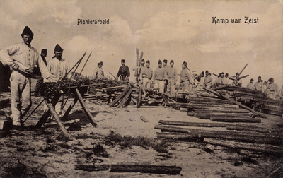 16178 Afbeelding van een groep militairen in het Kamp van Zeist te Zeist, bezig met het maken van fascines als ...